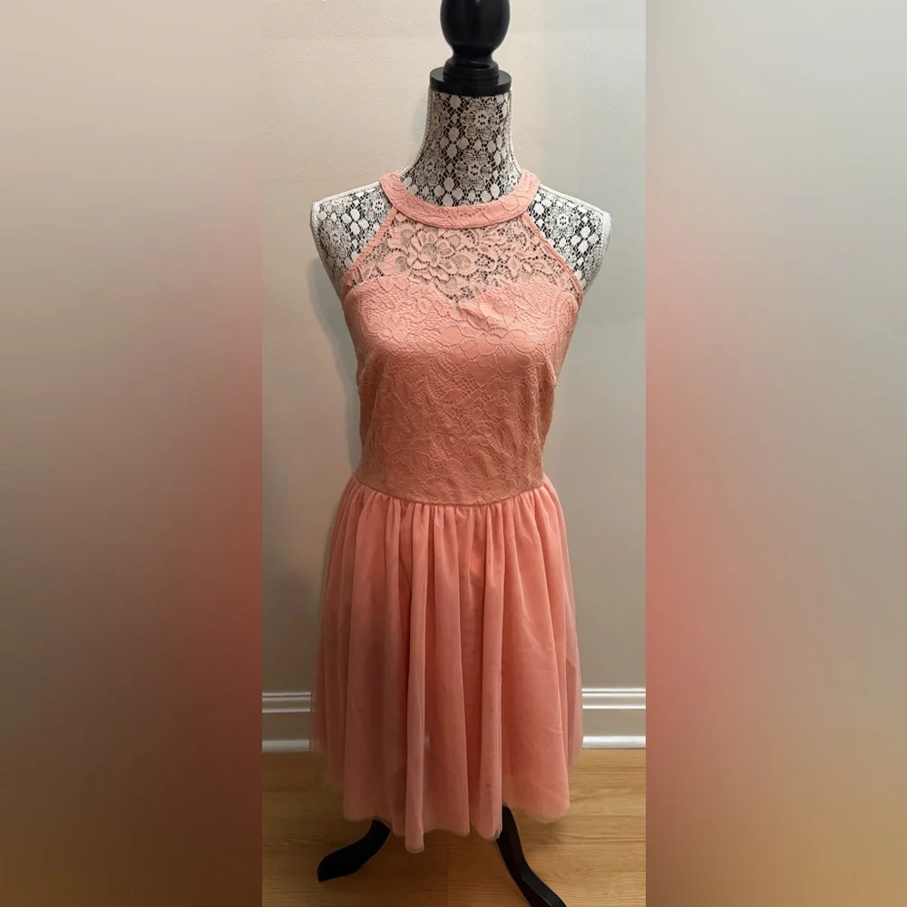 Elegant Lace Halter Dress - in black, white or peach NWT - Picture 6 of 16
